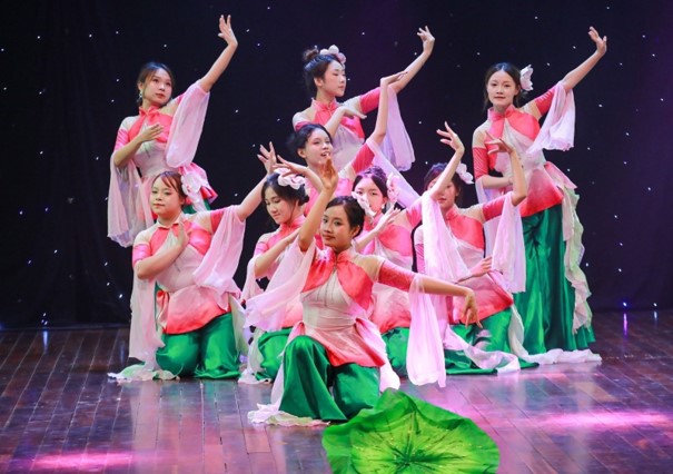 Phát triển kinh tế đi đôi với phát triển văn hóa, con người3
